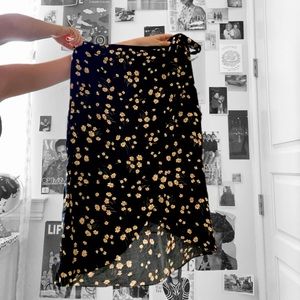 AMERICAN EAGLE Black Floral Crossover Skirt🌼